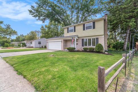 718 Devonshire Blvd, Brighton, MI 48116