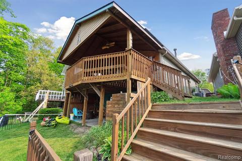 5511 Dooley Dr, Linden, MI 48451