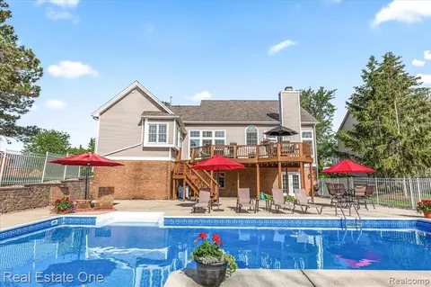 16078 Silverwood Dr, Fenton, MI 48430