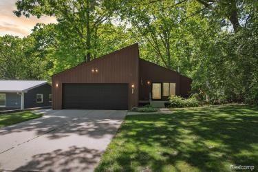 2425 Allerton Rd, Auburn Hills, MI 48326
