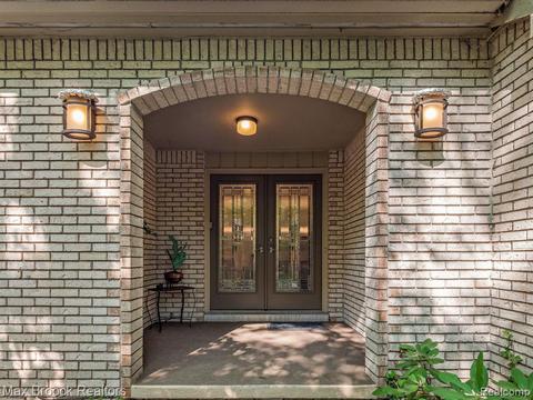 1233 Woodcrest Cir, Bloomfield Hills, MI 48304
