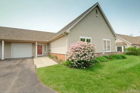 582 Lancaster Crt Ct, Saline, MI 48176