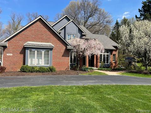 10502 Overhill Dr, Brighton, MI 48114