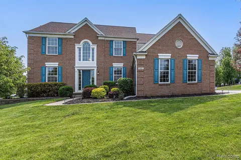 8467 Parkside Dr, Grand Blanc, MI 48439
