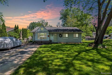 1815 Oakfield St, Ortonville, MI 48462