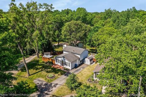 336 Rustic Cir, White Lake, MI 48386