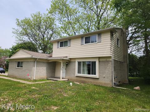 30180 Spring River Dr, Southfield, MI 48076