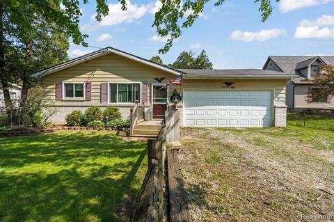1760 Center Dr, Temperance, MI 48182