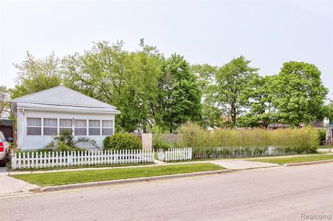 909 8th St, Port Huron, MI 48060
