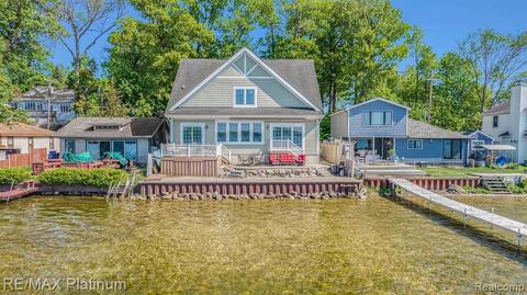 5251 Wildwood Dr, Howell, MI 48843