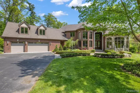 2834 Shannon Dr, Oakland, MI 48363