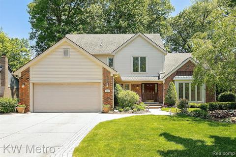 5380 Crowfoot Dr, Troy, MI 48085