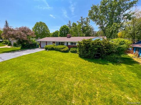 4829 Driftwood Dr, Commerce Twp, MI 48382