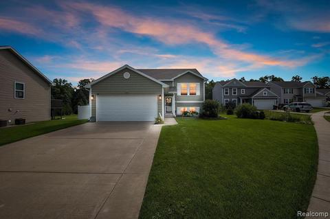 3756 Amber Oaks Dr, Howell, MI 48855
