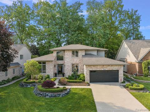 20420 Country Side Dr, Macomb, MI 48044