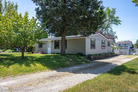 798 Pine Tree Rd, Lake Orion, MI 48362
