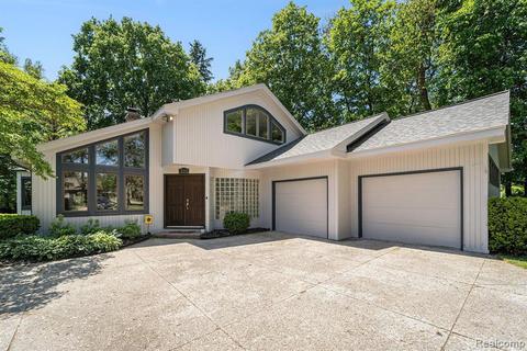 18201 Beverly Rd, Beverly Hills, MI 48025