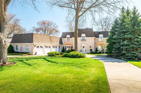 18099 Parke Ln, Grosse Ile, MI 48138