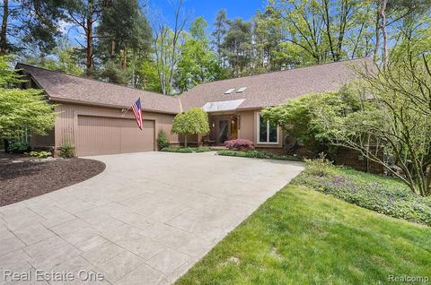 8134 Fawn Valley Dr, Clarkston, MI 48348