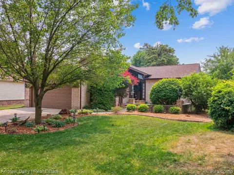13932 Coldwater Dr, Sterling Heights, MI 48313