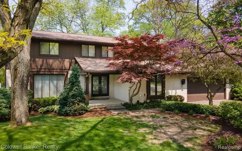 35120 Old Timber Rd, Farmington Hills, MI 48331