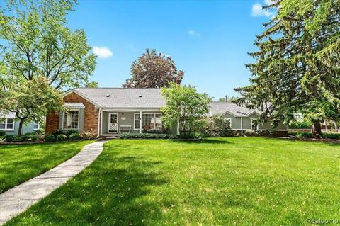 17231 Beechwood Ave, Beverly Hills, MI 48025