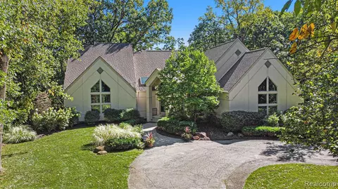 5145 Old Mill Rd, Rochester, MI 48306