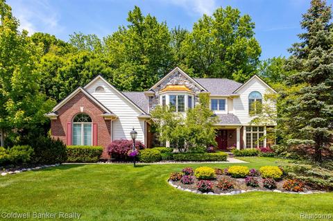 40156 Woodside Dr N, Northville, MI 48168