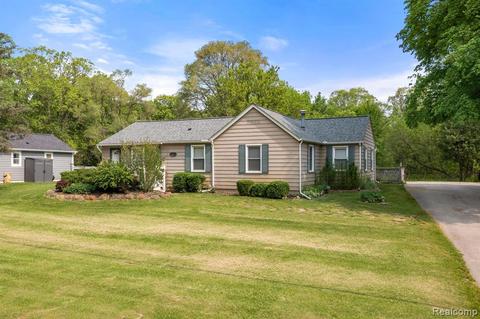 302 Casemer Rd, Lake Orion, MI 48360