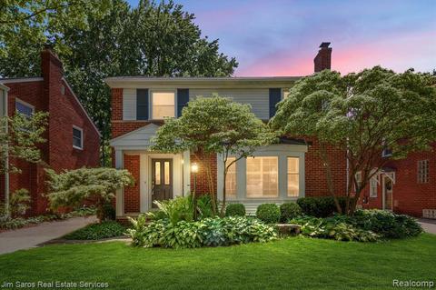 1755 Newcastle Rd, Grosse Pointe Woods, MI 48236