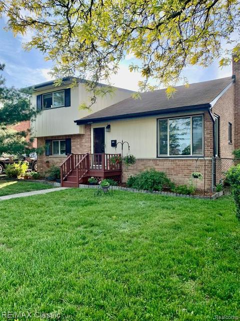 32420 Maplewood St, Garden City, MI 48135