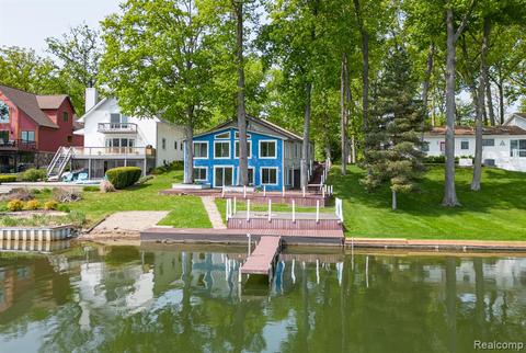 16431 Oak Hill Dr, Fenton, MI 48430