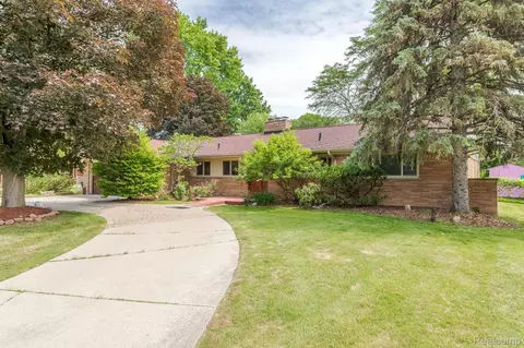22917 S Bellwood Dr, Southfield, MI 48034