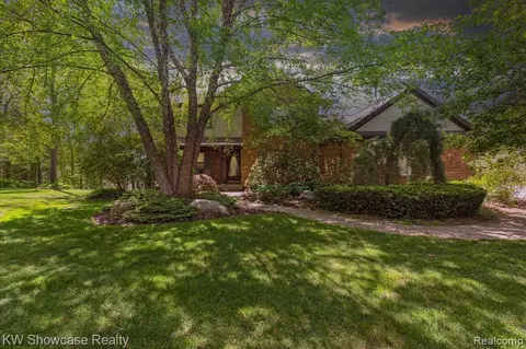 791 Aaron Dr, Highland, MI 48356