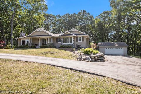 2211 S Hill Rd, Milford, MI 48381
