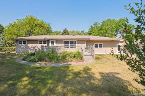 956 Hemingway Rd, Lake Orion, MI 48362