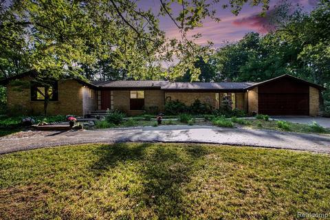 2729 Stoodleigh Dr, Rochester Hills, MI 48309