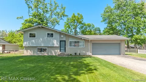 590 Pinecrest Dr, Commerce Twp, MI 48390