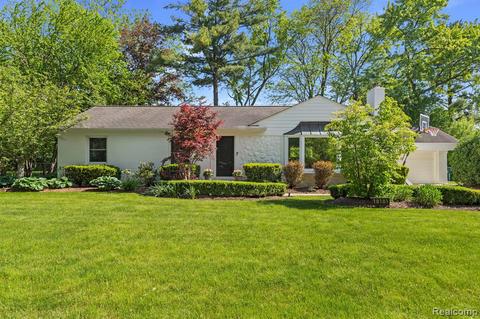 18181 Kirkshire Ave, Beverly Hills, MI 48025