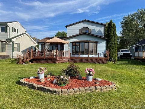 2283 Davista Dr, Highland, MI 48356