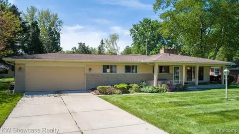 24418 Greydale St, Clinton Township, MI 48036