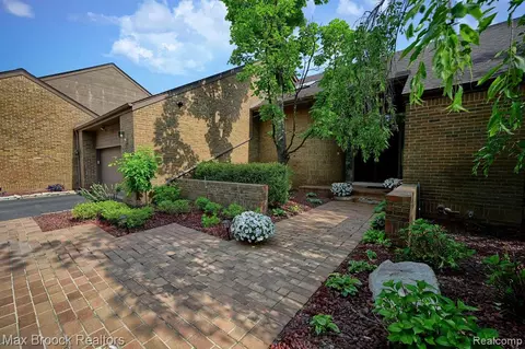 3639 Wabeek Lake Dr W, Bloomfield Hills, MI 48302