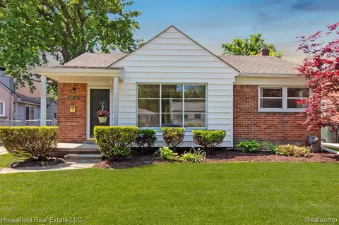 22912 Edgewood St, Saint Clair Shores, MI 48080
