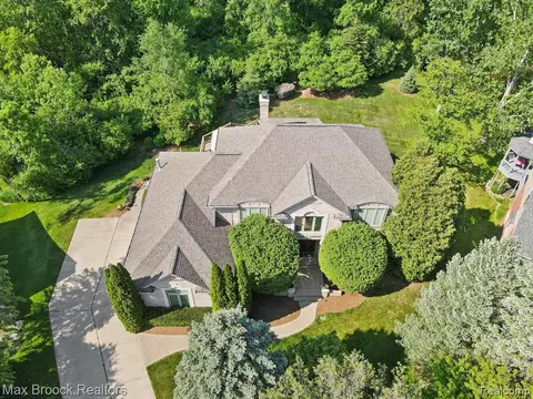 1310 Muirwood Ct, Rochester Hills, MI 48306