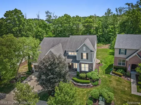 5994 Strawberry Cir, Commerce Twp, MI 48382