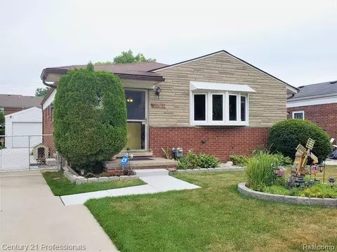 19613 Salisbury St, Saint Clair Shores, MI 48080