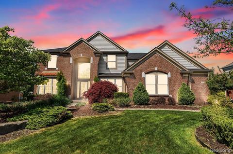 45056 Oak Forest Dr, Northville, MI 48168