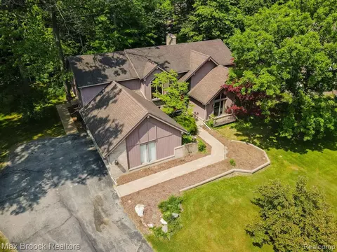 6034 Dunmore Dr, West Bloomfield, MI 48322