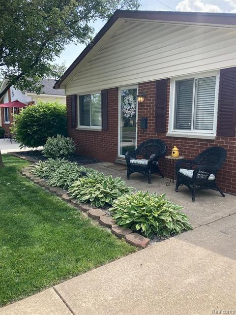 6476 Pine St, Taylor, MI 48180