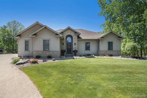 13481 Bryson Ct, Fenton, MI 48430